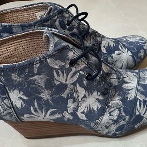 NWT Toms Blue Floral Wedge Shoes